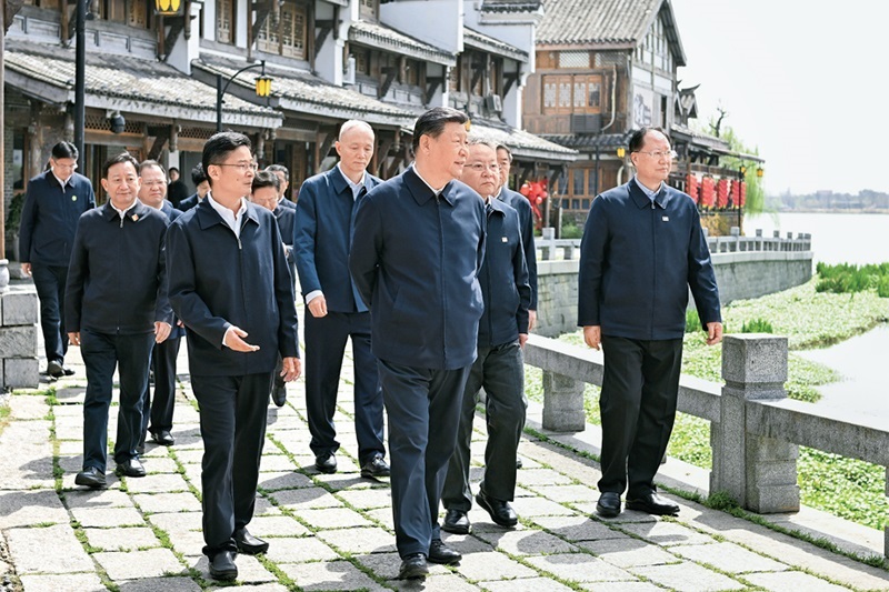 2024年3月18日至21日，中共中央總書記、國(guó)家主席、中央軍委主席習(xí)近平在湖南考察。這是19日上午，習(xí)近平在常德河街考察。 新華社記者 謝環(huán)馳/攝