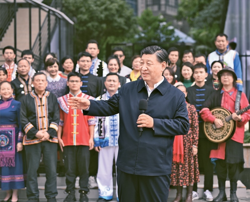 2023年12月14日至15日，中共中央總書記、國(guó)家主席、中央軍委主席習(xí)近平在廣西考察。這是14日上午，習(xí)近平在南寧市良慶區(qū)蟠龍社區(qū)考察時(shí)，同社區(qū)各族群眾親切交流。 新華社記者 燕雁/攝