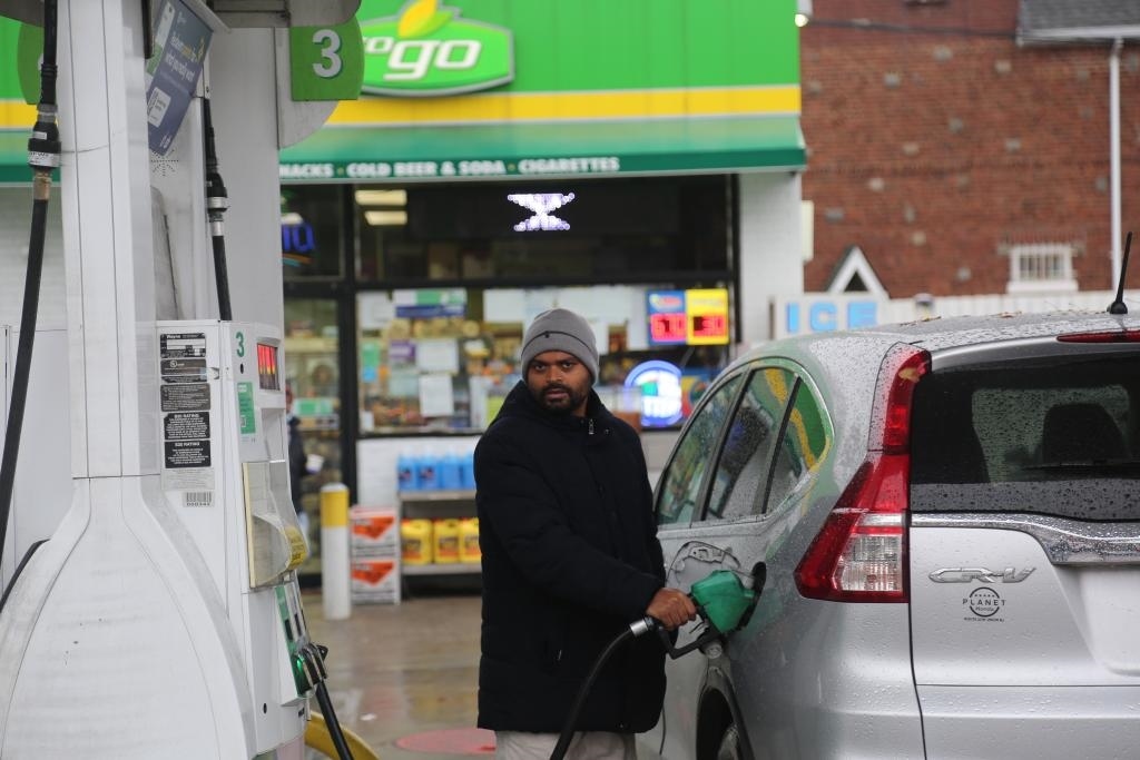 2024年12月11日，一名男子在美國(guó)紐約一處加油站加油。新華社記者劉亞南 攝