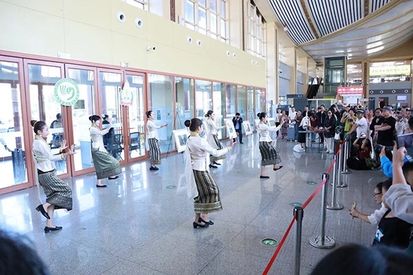 演員在中老鐵路瑯勃拉邦車站表演節(jié)目。蓬屏攝