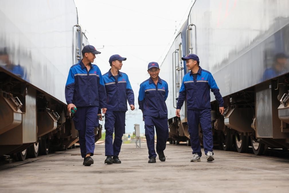 2024年9月9日，來自中國(guó)、老撾的師徒4人在中老鐵路萬象運(yùn)營(yíng)管理中心的機(jī)車檢修庫內(nèi)。新華社發(fā)（楊永全攝）