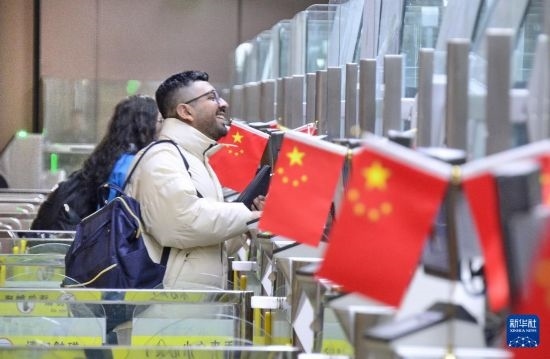 1月2日，國(guó)外旅客通過(guò)大興機(jī)場(chǎng)邊檢站入境。新華社記者 李欣 攝
