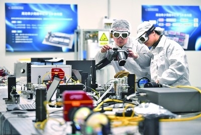 科研人員在中國科學(xué)院西安光學(xué)精密機(jī)械研究所阿秒科學(xué)與技術(shù)研究中心做實(shí)驗(yàn)。新華社發(fā)