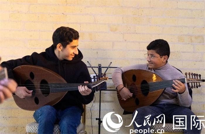 兩名年輕的烏德琴學員。人民網 伊納斯·易卜拉欣攝