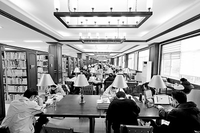 重慶大學(xué)圖書館，大學(xué)生們正在讀書學(xué)習(xí)。孫凱芳攝/光明圖片