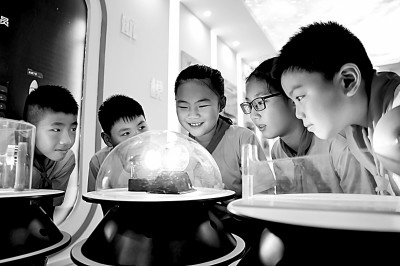 江西省南昌市青云客航天科創(chuàng)空間青少年科普館，孩子們?cè)谟^(guān)察光壓傳動(dòng)試驗(yàn)。鮑贛生攝/光明圖片