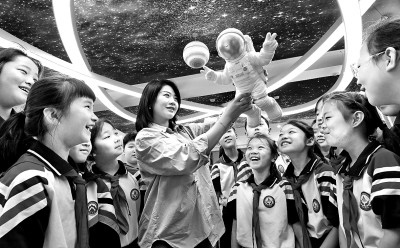 河北省邯鄲市邯山區(qū)實(shí)驗(yàn)小學(xué)老師向?qū)W生們介紹航空航天知識(shí)。郝群英攝/光明圖片