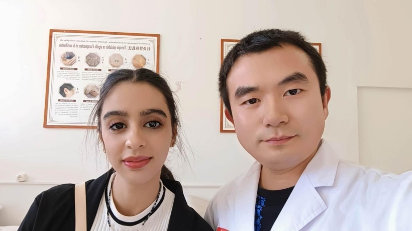 康復(fù)后的阿斯瑪與中國醫(yī)生梁敏。中國援阿爾及利亞醫(yī)療隊(duì)供圖