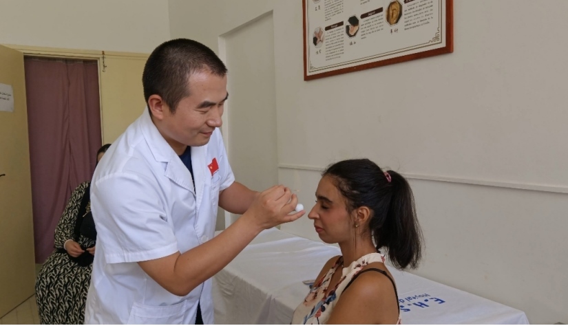 中國醫(yī)生為患者針灸治療。中國援阿爾及利亞醫(yī)療隊(duì)供圖