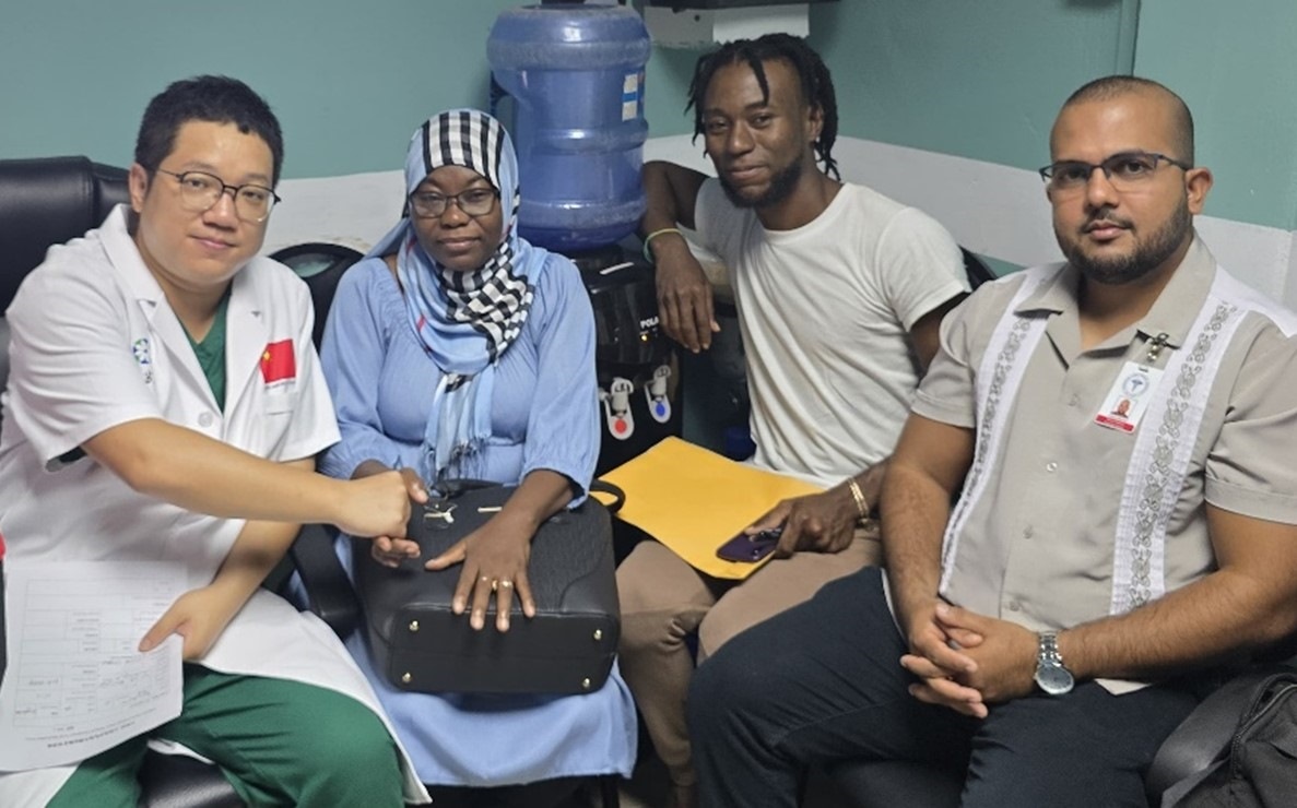 第20期中國(guó)援圭亞那醫(yī)療隊(duì)成員與患者及其家屬合影。第20期中國(guó)援圭亞那醫(yī)療隊(duì)供圖