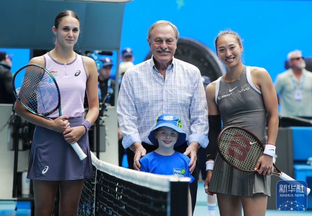 ↑鄭欽文（右）、托多尼（左）在比賽前與澳大利亞網(wǎng)球名將約翰·紐康姆合影。新華社記者 馬平 攝