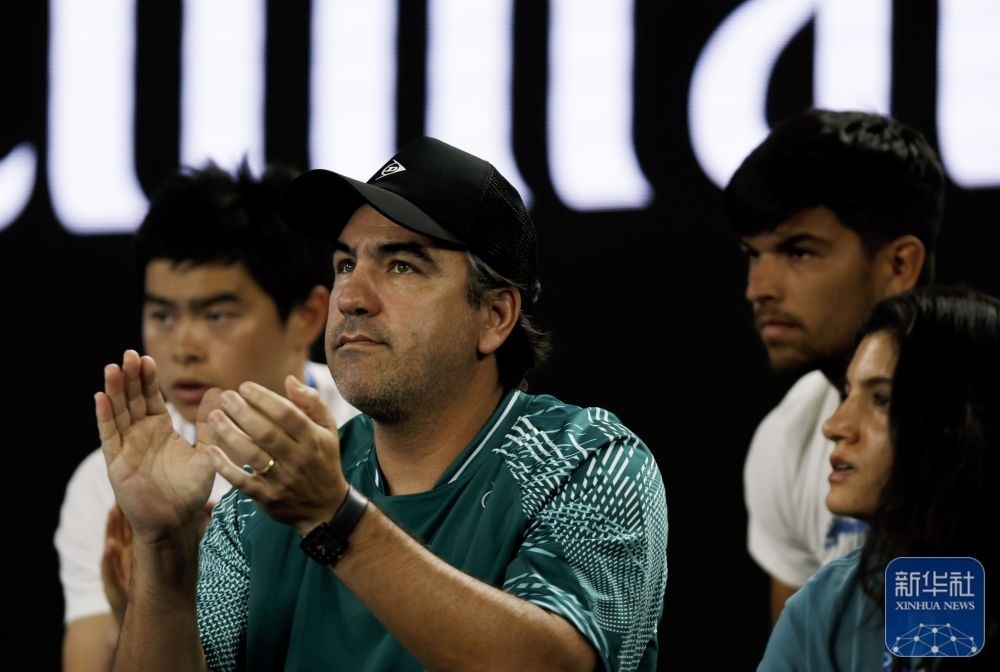 ↑鄭欽文的教練丹特·博蒂尼（中）在場邊觀賽。新華社記者 馬平 攝