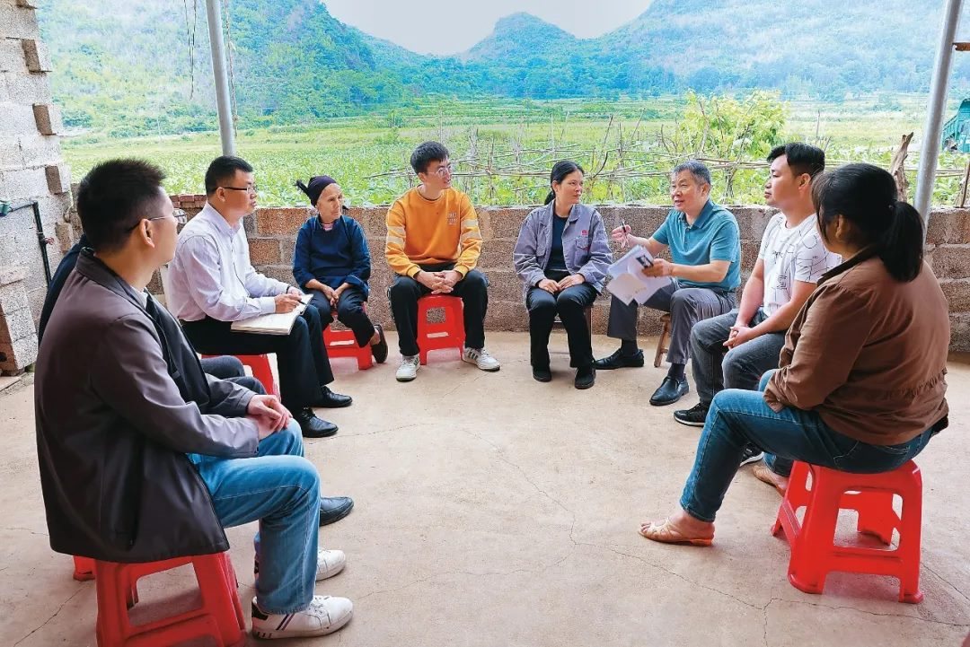 △法學會法律咨詢專家等入戶走訪、調(diào)解糾紛。