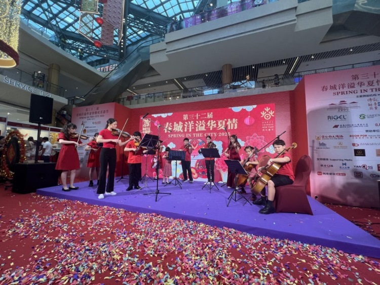 來自中國和新加坡的藝術(shù)團(tuán)體聯(lián)袂表演了歌舞、器樂、武術(shù)、雜技等多種形式的文藝節(jié)目。活動(dòng)主辦方供圖