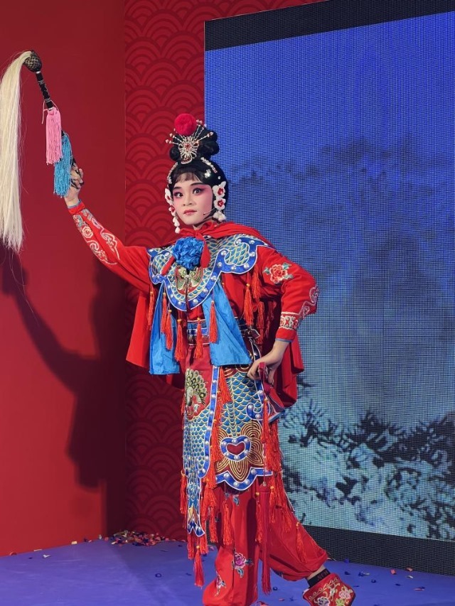 來自中國和新加坡的藝術(shù)團(tuán)體聯(lián)袂表演了歌舞、器樂、武術(shù)、雜技等多種形式的文藝節(jié)目?；顒?dòng)主辦方供圖