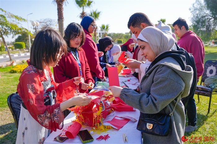 學(xué)生們踴躍參與中國文化體驗(yàn)活動(dòng)。人民網(wǎng) 塔里克·易卜拉欣攝
