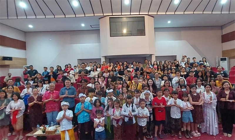 出席活動的師生與嘉賓合影。巴陵康孔子學院供圖