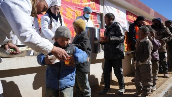 1月14日，廚師們正在給前來用餐的小朋友們打飯。新華社記者 邱星翔 攝