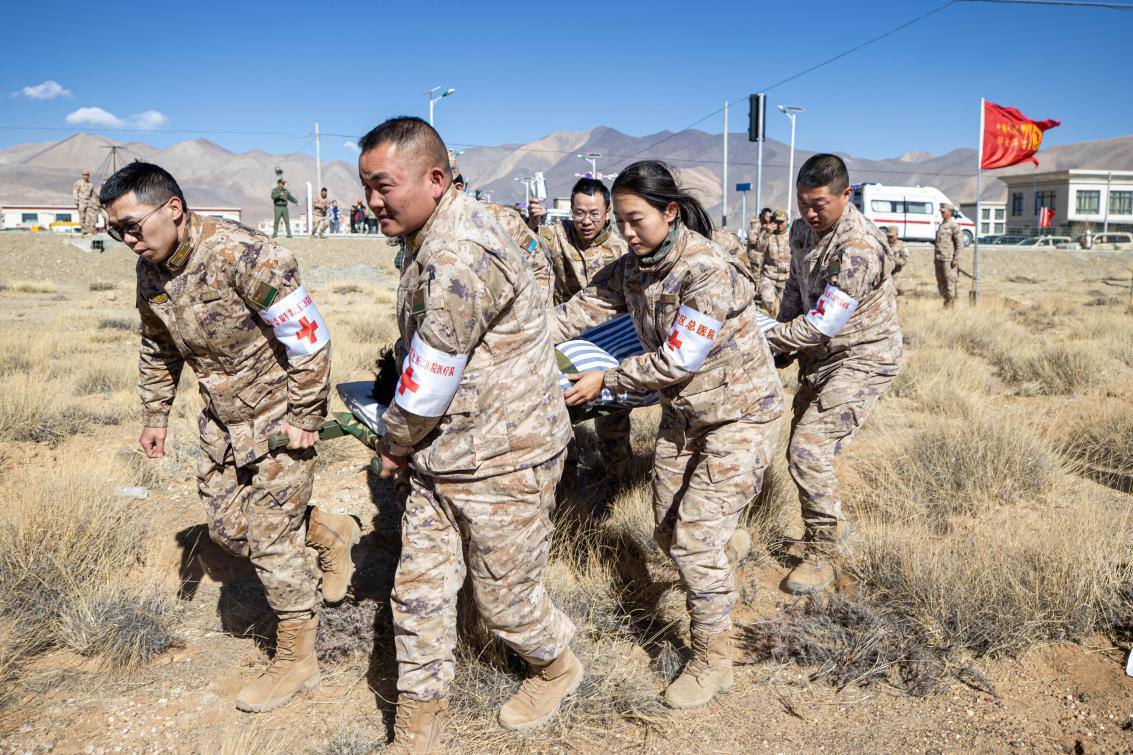 1月9日，日喀則定日縣長所鄉(xiāng)，西藏軍區(qū)總醫(yī)院醫(yī)療隊隊員將受傷村民用擔架從救護車準備抬上直升機，轉運至拉薩的西藏軍區(qū)總醫(yī)院救治。人民日報記者張武軍攝