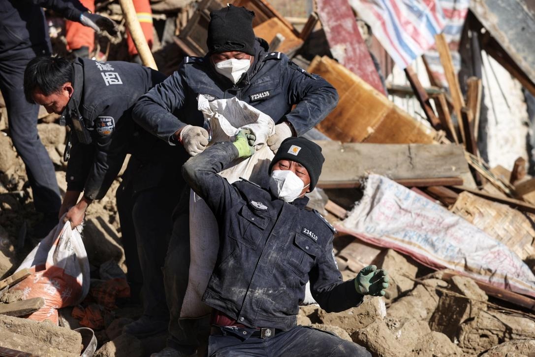 1月9日，定日縣長所鄉(xiāng)古榮村，日喀則市公安局民警協(xié)助受災群眾清理廢墟。 環(huán)球時報記者 崔萌攝