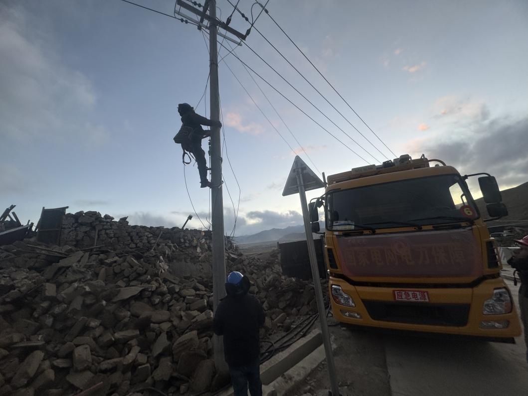 1月10日，定日縣長所鄉(xiāng)，國家電網(wǎng)西藏電力員工正在搶修災區(qū)受損線路。人民日報記者宋豪新攝