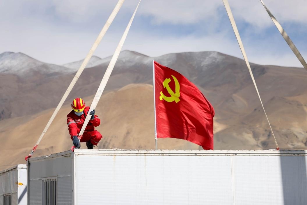 1月13日，定日縣長所鄉(xiāng)嘎布村安置點，中國安能三局成都基地支援震區(qū)的黨員突擊隊隊員在搭建活動板房。人民日報記者張武軍攝