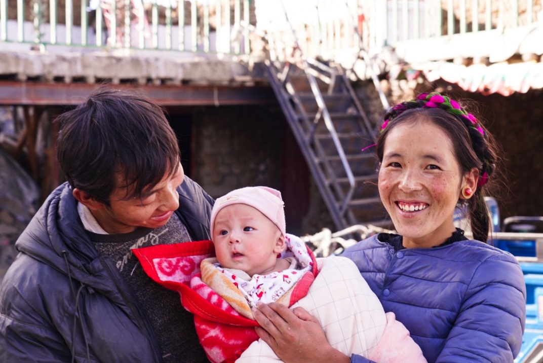 1月11日，在西藏日喀則市人民醫(yī)院，受災群眾抱著自己在地震中受傷的孩子康復出院。人民日報記者徐馭堯攝