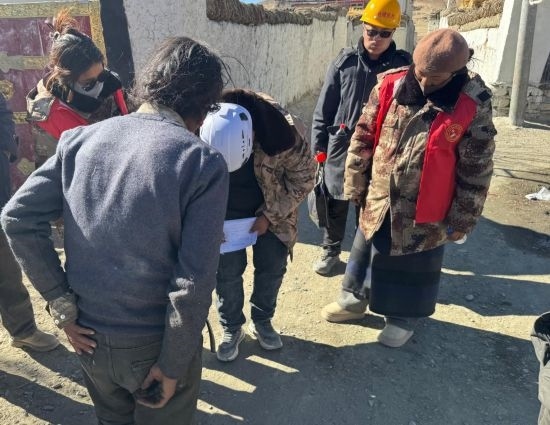 1月13日，次旺（右一）陪同工作組走訪村莊，評(píng)估房屋受損程度。新華社發(fā)