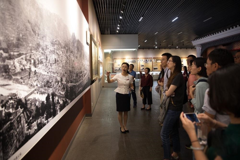 △參觀者在遵義會(huì)議紀(jì)念館聽取介紹。