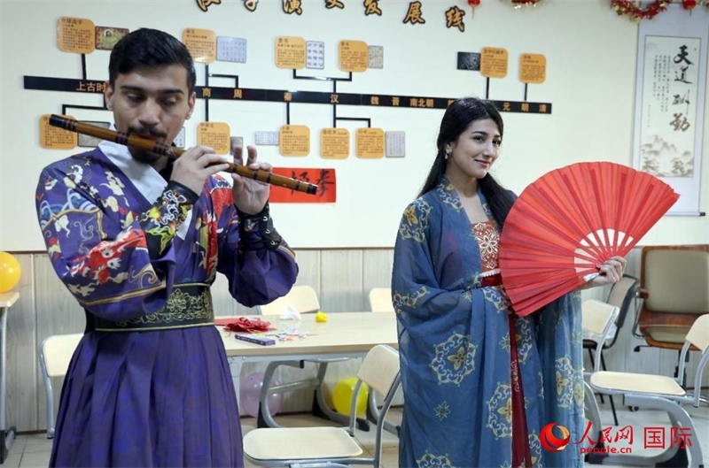 薩拉赫丁大學中文系學生們展示才藝。人民網伊納斯·易卜拉欣攝