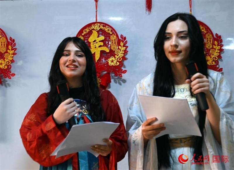 活動由中文系學生主持。人民網伊納斯·易卜拉欣攝