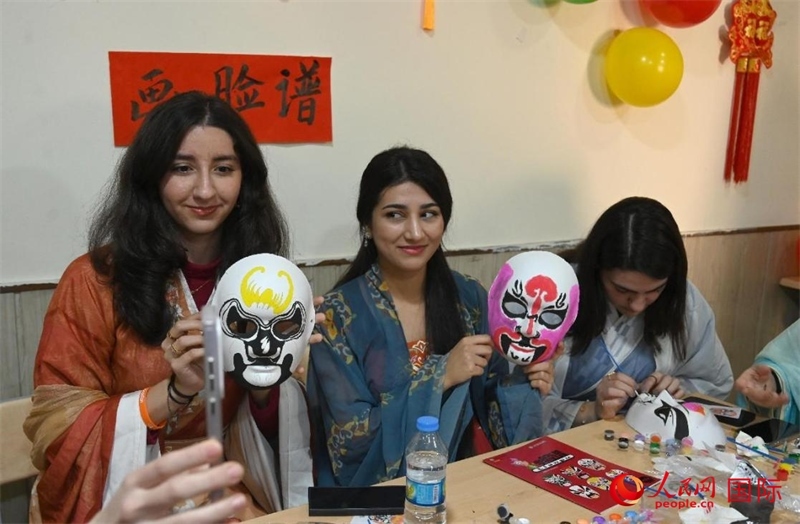 畫臉譜。人民網伊納斯·易卜拉欣攝