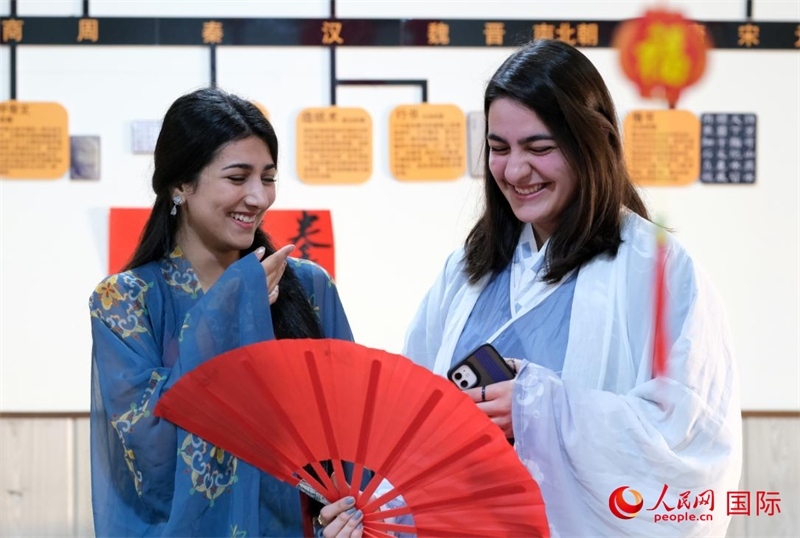 兩名參加活動的學生。人民網伊納斯·易卜拉欣攝