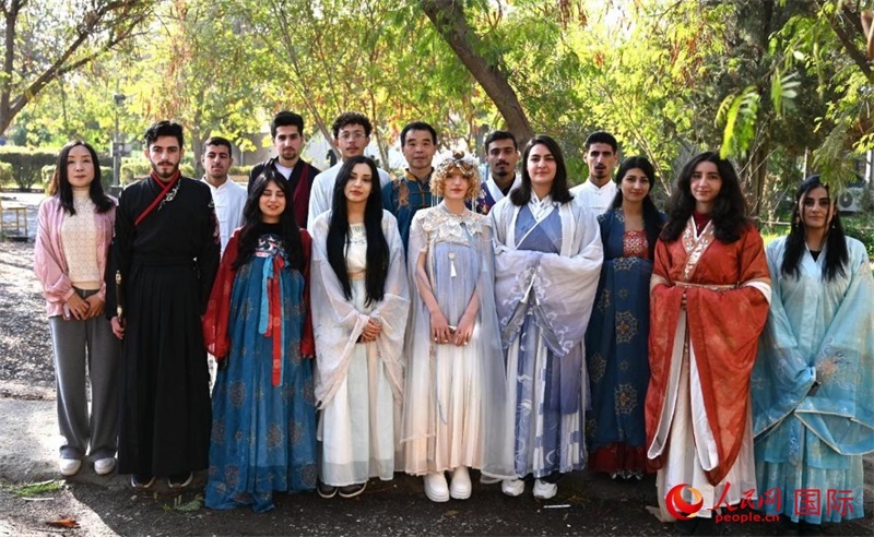 部分參加活動的師生合影。人民網伊納斯·易卜拉欣攝