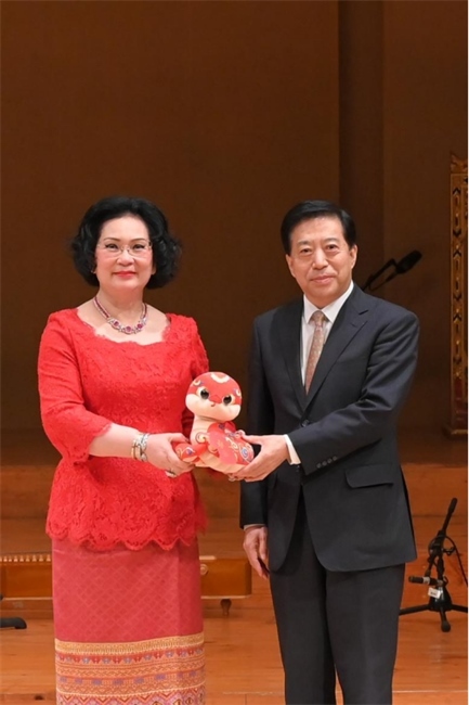中國(guó)駐泰國(guó)大使韓志強(qiáng)與國(guó)際奧委會(huì)委員、泰國(guó)愛(ài)樂(lè)樂(lè)團(tuán)董事會(huì)主席坤仁帕塔瑪共同出席音樂(lè)會(huì)。主辦方供圖