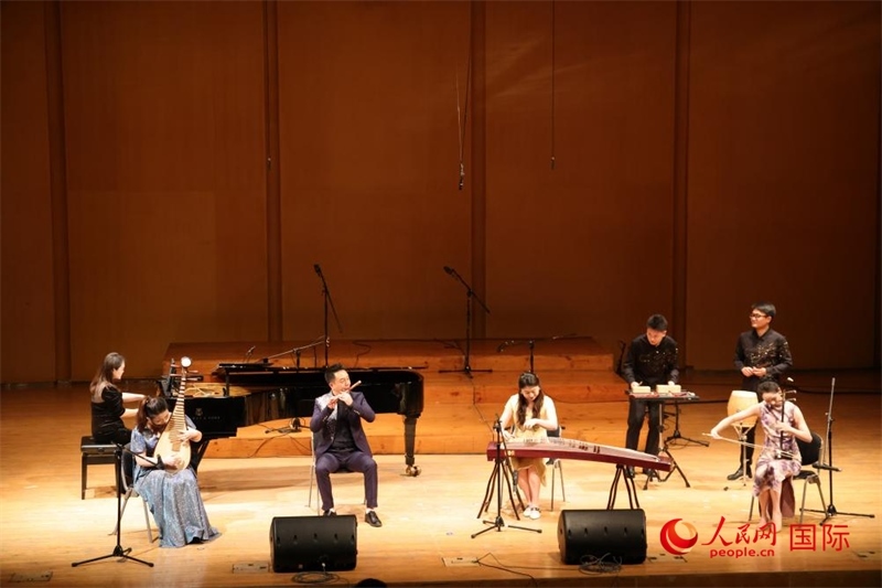 來(lái)自云南藝術(shù)學(xué)院的音樂(lè)家在演奏《金蛇狂舞》。人民網(wǎng)記者 楊一攝