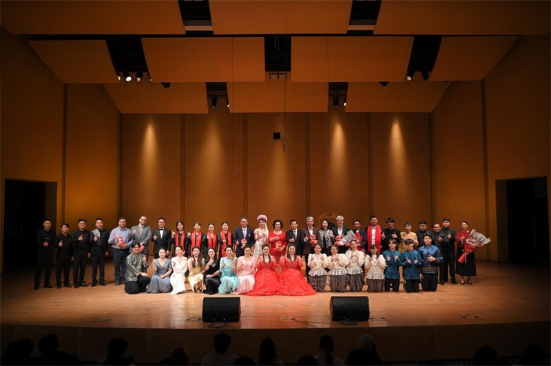 音樂(lè)會(huì)嘉賓與表演者集體合影?；顒?dòng)主辦方供圖