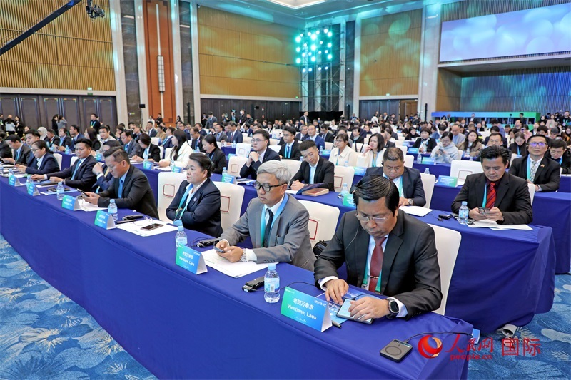 這是1月16日在南寧國(guó)際會(huì)展中心拍攝的“世界市長(zhǎng)對(duì)話·南寧”活動(dòng)現(xiàn)場(chǎng)。人民網(wǎng)記者 趙益普攝