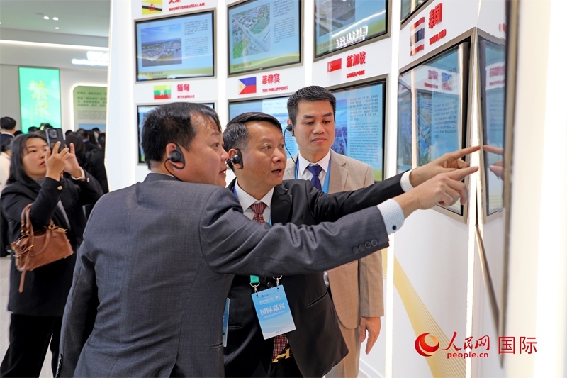 越南參會(huì)代表在南寧國(guó)際會(huì)展中心參觀。人民網(wǎng)記者 趙益普攝