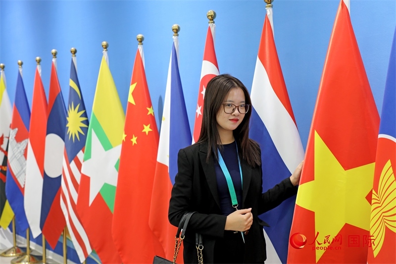 越南芒街市參會(huì)代表在南寧國(guó)際會(huì)展中心參觀。人民網(wǎng)記者 趙益普攝