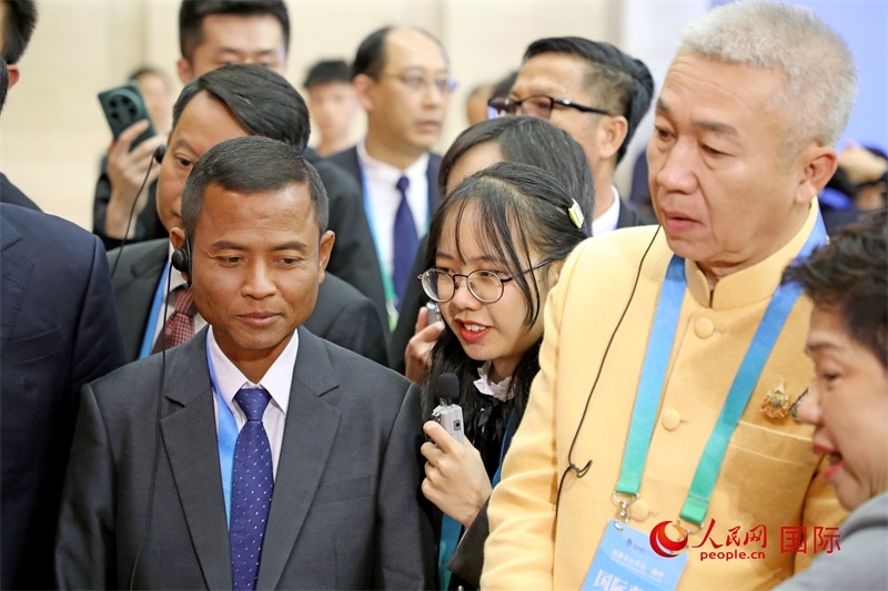 東盟國(guó)家市長(zhǎng)在觀看、體驗(yàn)?zāi)蠈幏沁z展示。人民網(wǎng)記者 趙益普攝