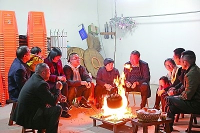 為討論蜜梨產(chǎn)業(yè)發(fā)展事宜，鸕鳥鎮(zhèn)開展“圍爐夜話”。資料圖片