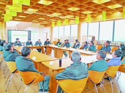 各種形式的民主協(xié)商議事會(huì)在余杭區(qū)落地生花。圖為黃湖鎮(zhèn)就共富工坊工作召開未來鄉(xiāng)村議事會(huì)。資料圖片