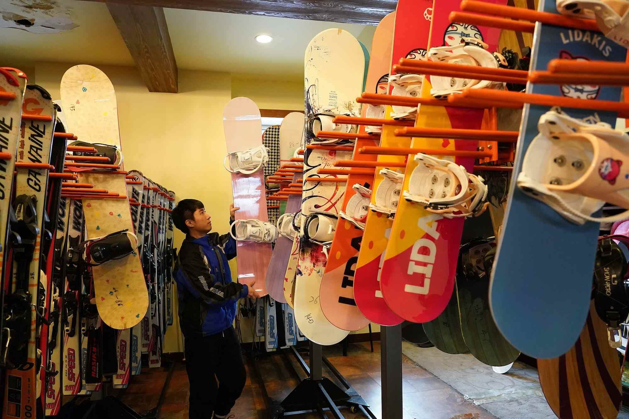 海拉爾滑雪場，工作人員在整理雪具