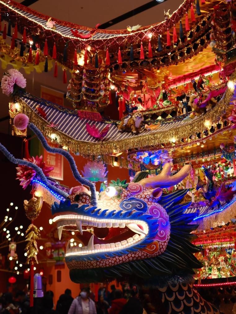 圖為“過年——春節(jié)主題展”中展出的浙江樂清首飾龍燈彩。