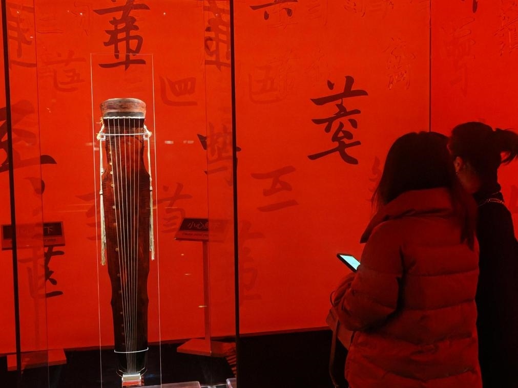 近日，在浙江省博物館之江館區(qū)，故宮博物館收藏的唐“大圣遺音”琴在“‘故宮·茶世界’觀茶——茶文化精品展”展出。新華社記者 馮源 攝