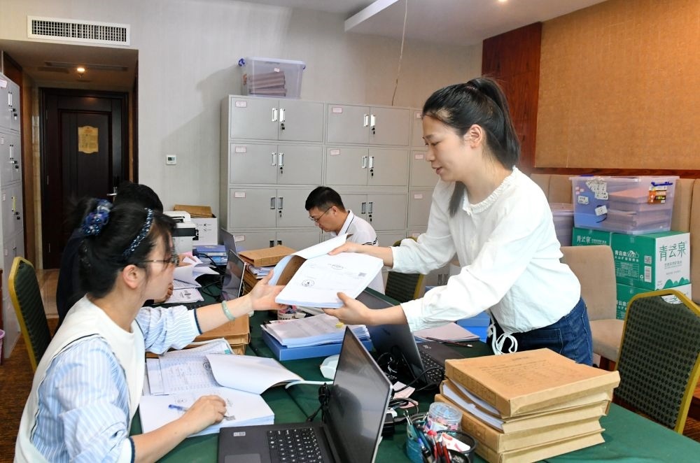 福州市委巡察機(jī)構(gòu)對全市法院系統(tǒng)開展提級聯(lián)動交叉巡察。在永泰縣駐地，巡察組工作人員查看財(cái)務(wù)憑證（2024年5月21日攝）。新華社記者 林善傳 攝