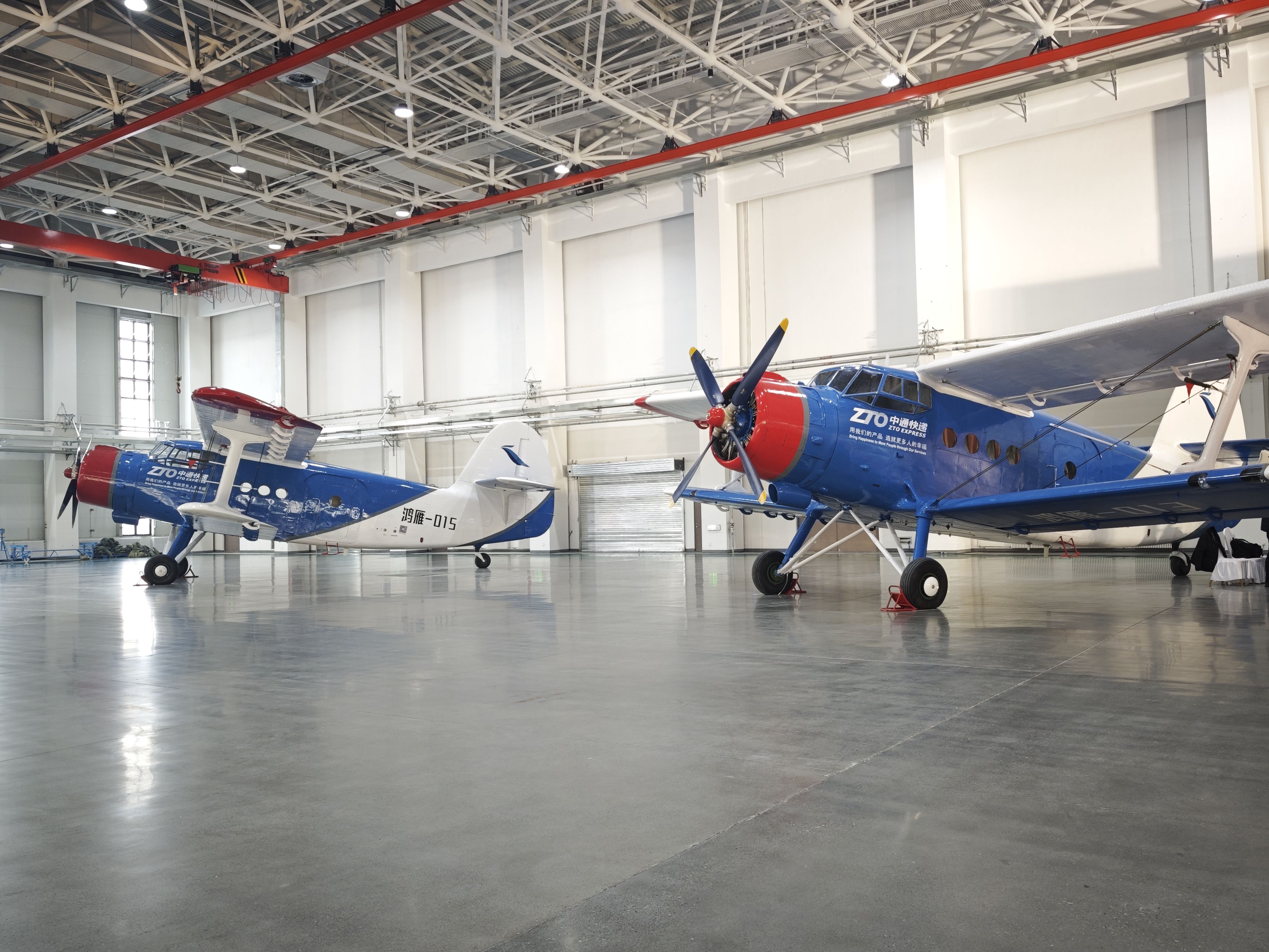 1月20日，停放在交付現(xiàn)場的大型無人機鴻雁（HY100）。新華社記者 茍立鋒 攝