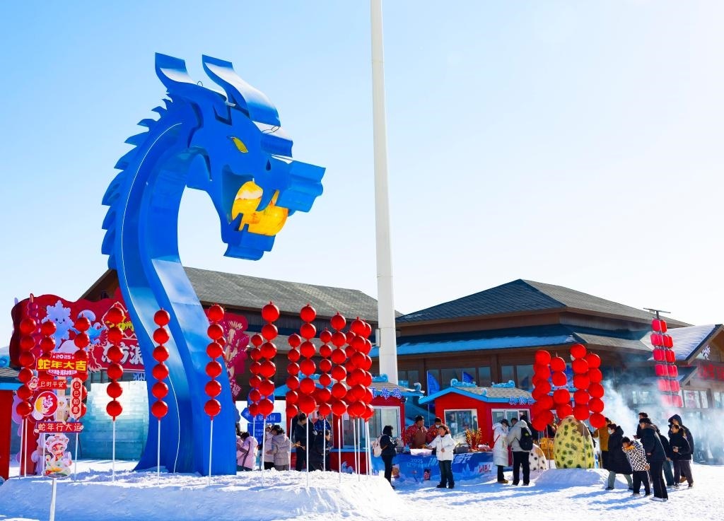 2025年1月，游客在遼寧錦州東方華地城海洋冰雪王國內(nèi)游覽。新華社發(fā)