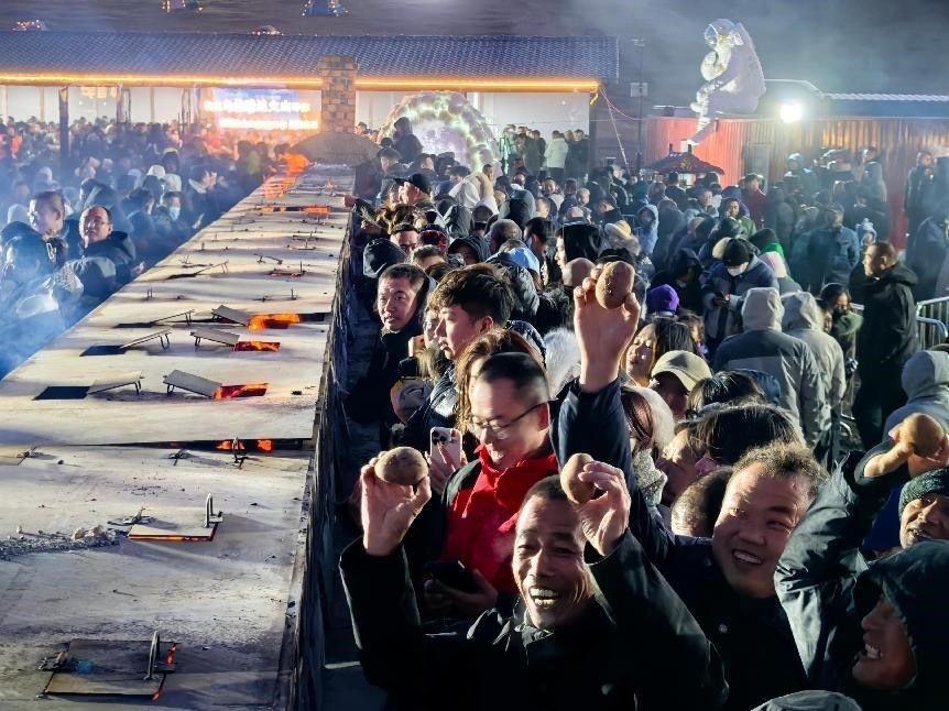 烏蘭哈達(dá)火山腳下“千人烤土豆”。人民網(wǎng)記者 苗陽攝